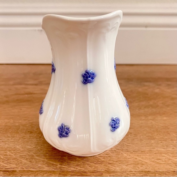 Antique 1789 Adderley Fine Bone China Blue Chelsea‎ Creamer Embossed Blue Flower - Picture 2 of 9